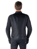 Alpinestars T-SPS V2 Wasserdichte Jacke, Schwarz, Rückansicht zeigt die sportliche Silhouette, reflektierendes Alpinestars-Logo am unteren Rücken und verlängerte Rückenpartie für zusätzliche Abdeckung beim Fahren.