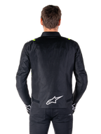 Alpinestars T-SPS V2 Wasserdichte Jacke, Rückansicht, Schwarz mit Yellow Fluo Akzenten an den Schultern und weißem Stern-Logo auf dem unteren Rücken, Textil-Motorradjacke mit sportlicher Silhouette, von einem männlichen Model getragen