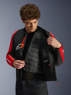 Alpinestars T-SPS V2 Wasserdichte Jacke, Schwarz und Rot, Modell zeigt das interne gesteppte Thermofutter und das wasserdichte Fach, Tech-Air Ready Branding auf der Innenseite, Motorradjacke im Sportschnitt.