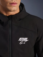 Alpinestars Aeroshell Wasserdichte Jacke, schwarze Herren Motorrad-Softshelljacke mit weißem ASTARS Stern-Logo, wasserdichtem Frontreißverschluss und integrierter Kapuze.