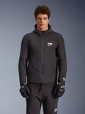 Alpinestars Aeroshell Wasserdichte Jacke, Urban-Motorradjacke für Herren, Schwarz, Textil-Softshell mit integrierter Kapuze, weißes Logo auf der Brust, getragen von einem Model mit schwarzen Handschuhen und Hose.