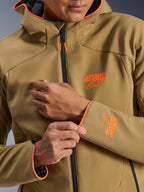 Alpinestars Aeroshell Wasserdichte Jacke, Dunkles Khaki und Orange Fluo, Nahaufnahme der Vorderseite und des Ärmels mit orangefarbenen ASTARS-Logos, orangefarbene Paspeln an Kapuze und Ärmelbündchen, schwarzer wasserdichter Reißverschluss.
