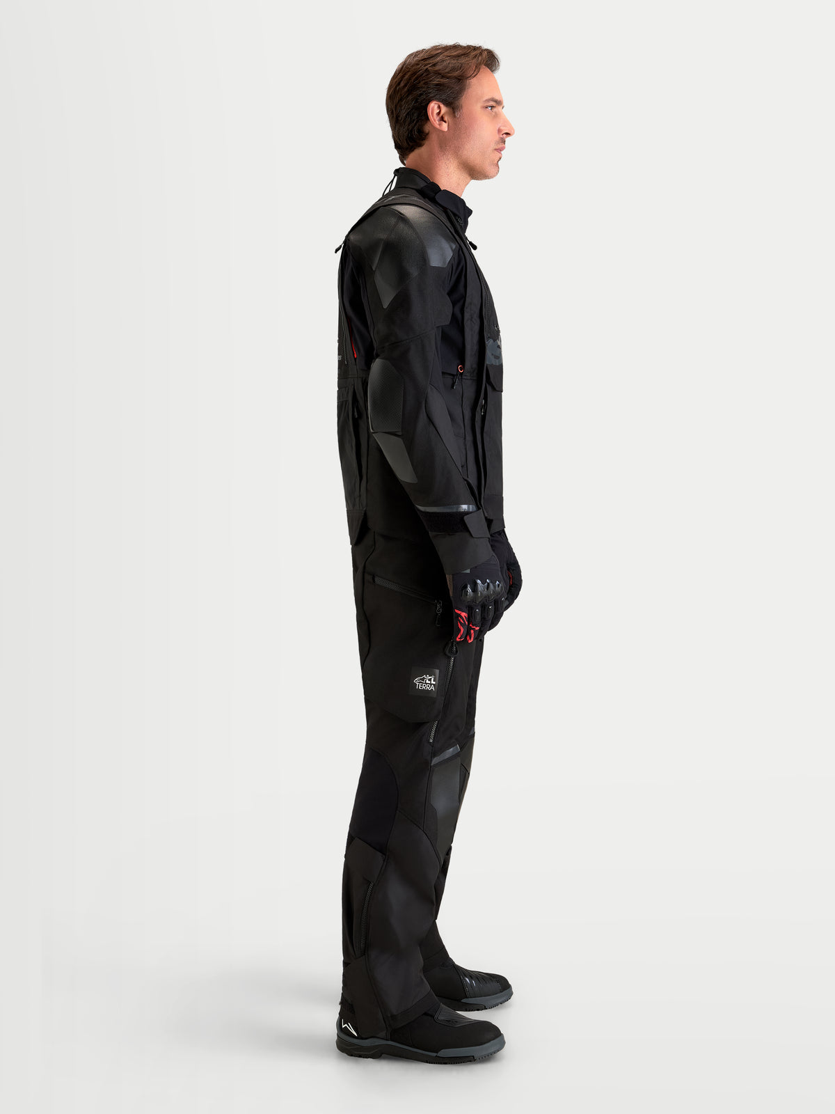 Alpinestars Harok V 2 Drystar Jacke, schwarze Adventure-Motorradjacke für Herren in Seitenansicht getragen von einem männlichen Model mit modularer Belüftung und recycelter Ripstop-Konstruktion