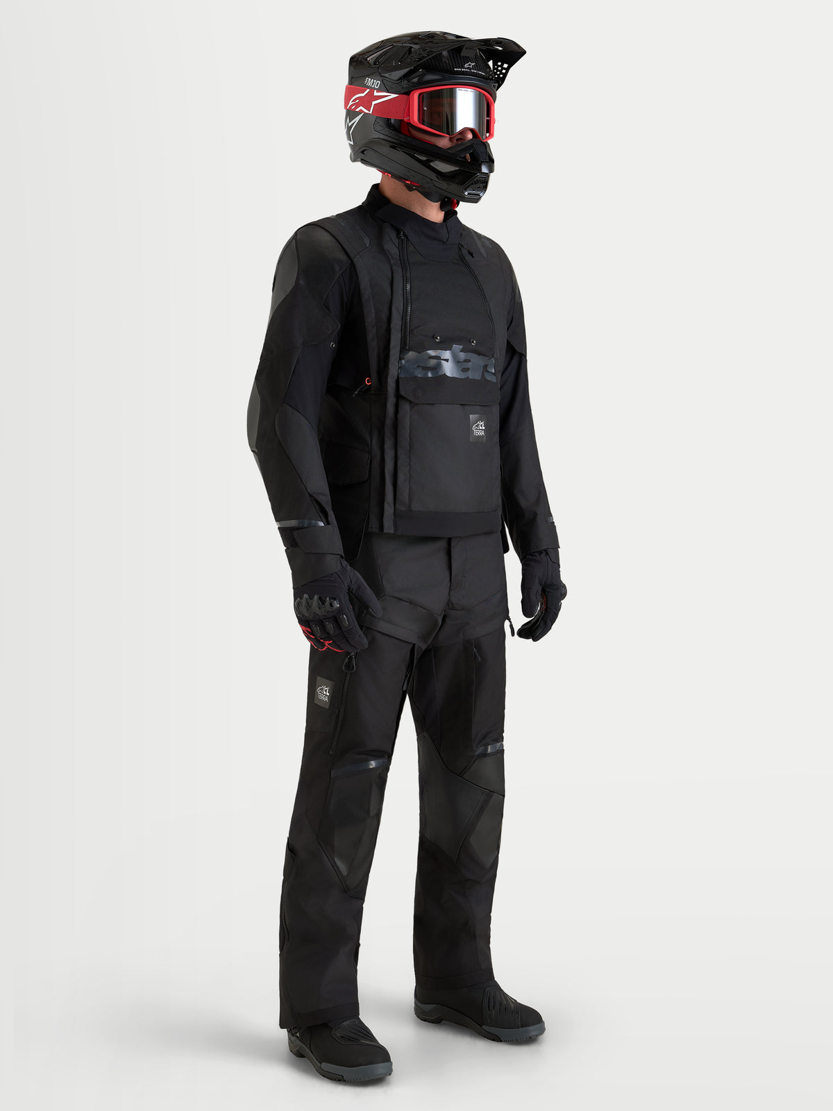 Alpinestars Harok V 2 Drystar Jacke, Herren-Abenteuer-Motorradjacke in Schwarz, getragen mit passenden Motorradhosen, Helm und Schutzbrille, CE-zertifizierter Schutz und wasserdichte Konstruktion.