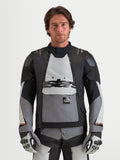 Alpinestars Harok V2 Drystar Jacke, Herren-Adventure-Motorradjacke in Dunkelgrau, Eisgrau und Schwarz, wasserdichte Konstruktion, getragen von einem Model