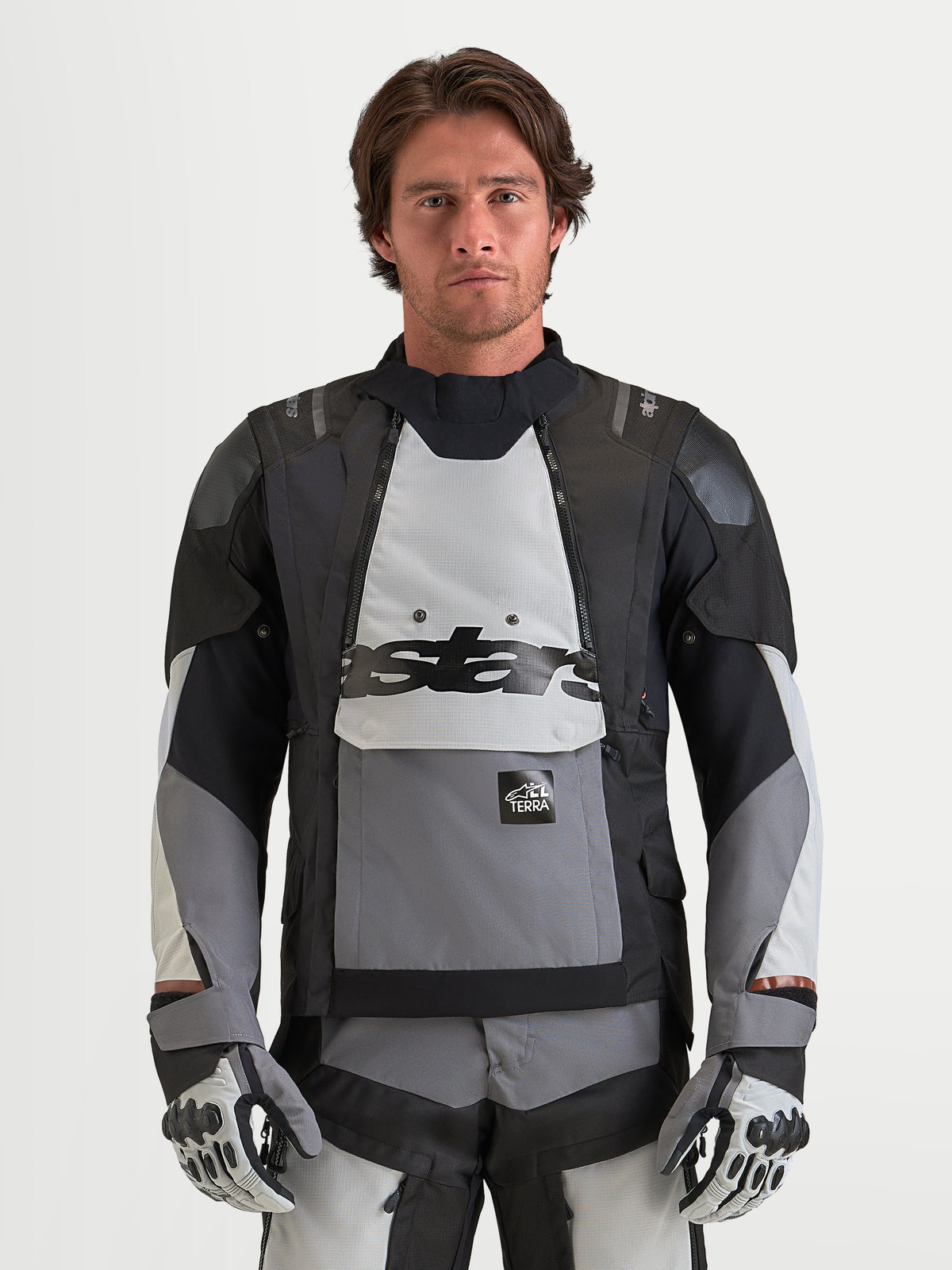 Alpinestars Harok V2 Drystar Jacke, Herren-Adventure-Motorradjacke in Dunkelgrau, Eisgrau und Schwarz, wasserdichte Konstruktion, getragen von einem Model