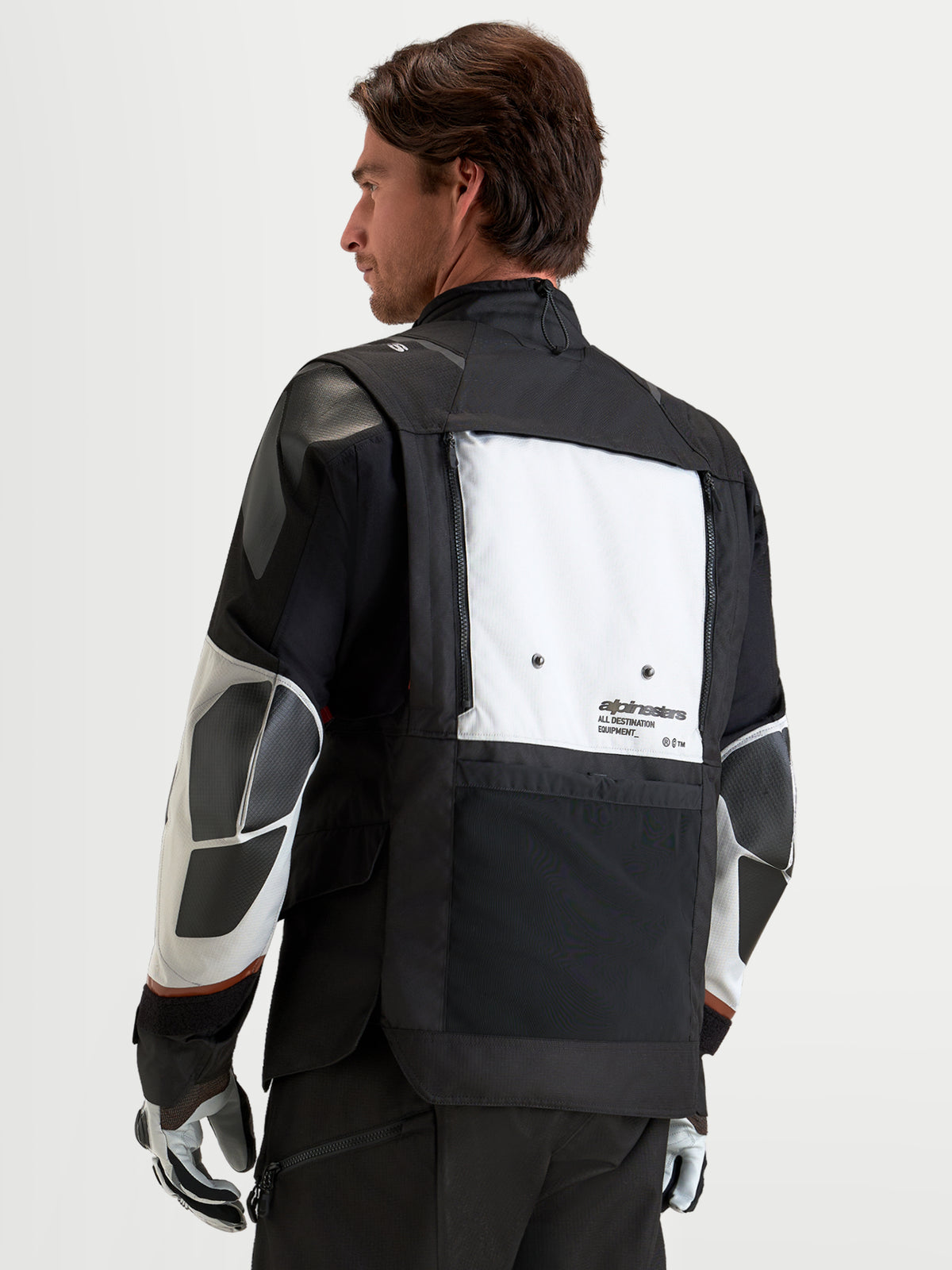 Alpinestars Harok V 2 Drystar Jacke, Herren-Abenteuer-Motorradjacke in Dunkelgrau, Eisgrau und Schwarz, modulares Belüftungssystem mit faltbarem Rückenteil, CE-zertifizierter Schutz, Rückansicht an einem Model
