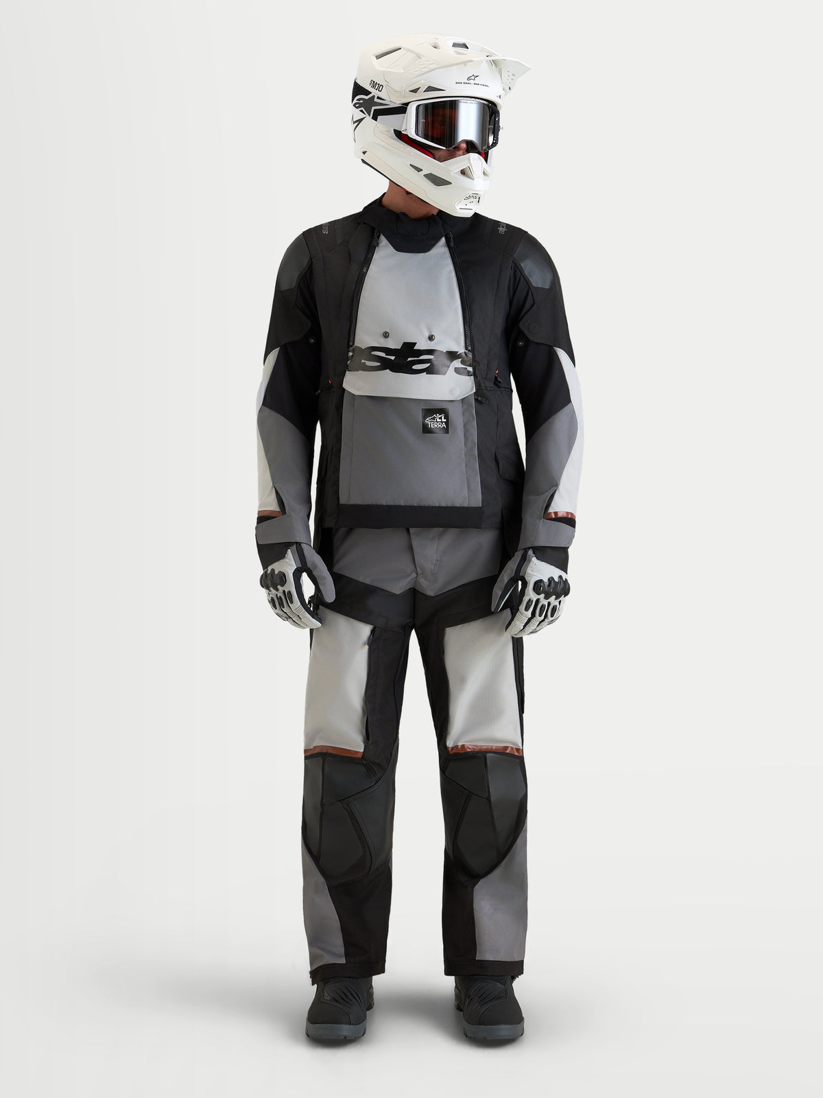 Alpinestars Harok V 2 Drystar Jacke, Herren-Adventure-Motorradjacke, Dunkelgrau, Eisgrau und Schwarz, getragen mit passender Schutzausrüstung, Helm und Handschuhen, AA-zertifiziert