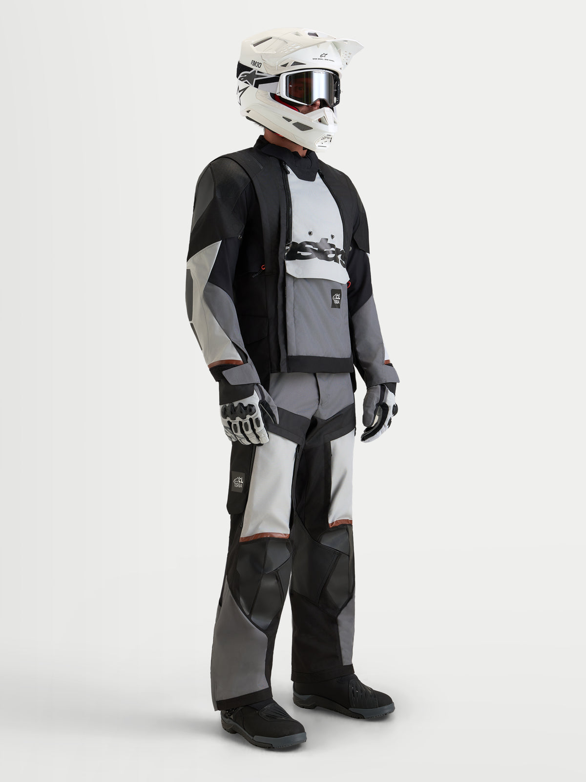 Alpinestars Harok V 2 Drystar Jacke, Herren-Adventure-Motorradjacke in Dunkelgrau, Eisgrau und Schwarz, getragen mit passender Motorradausrüstung, Helm und Handschuhen, mit modularer All-Terrain-Belüftung und wasserdichter Konstruktion
