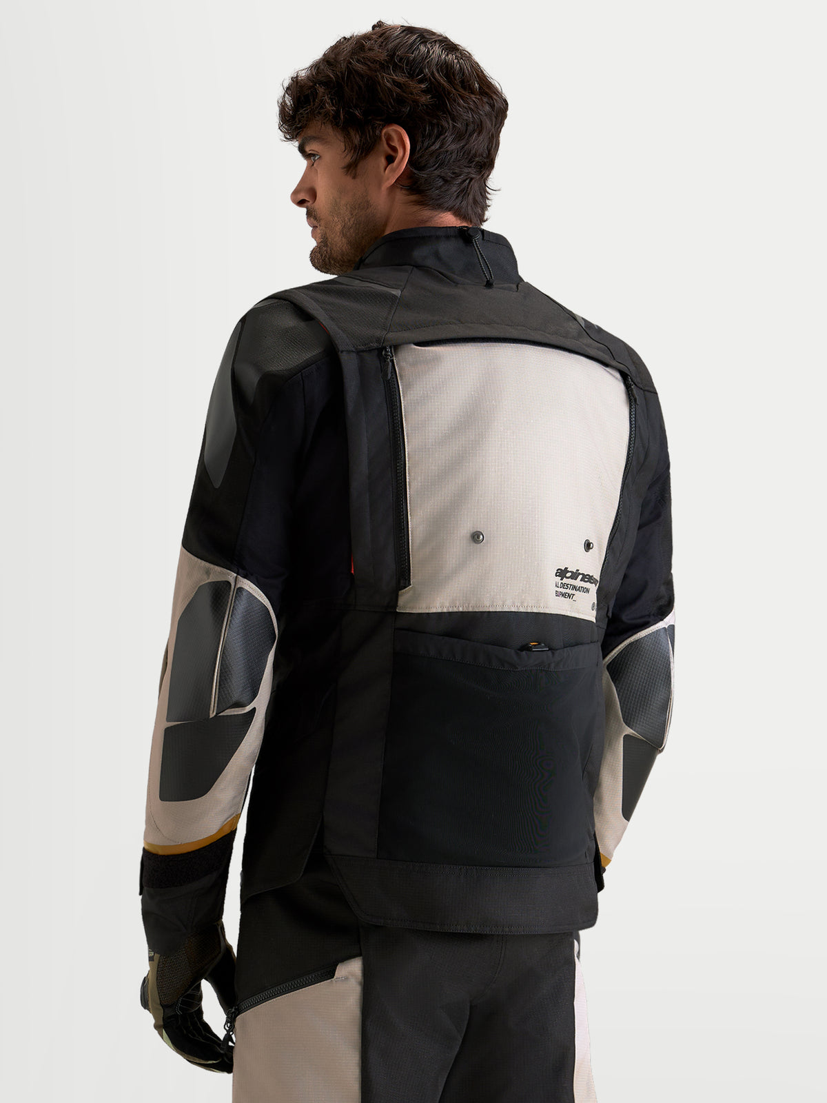 Alpinestars Harok V 2 Drystar Jacke, Herren-Adventure-Motorradjacke, Aluminium, Walnuss und Schwarz, Rückansicht mit modularen Belüftungspaneelen und langlebiger Textilkonstruktion