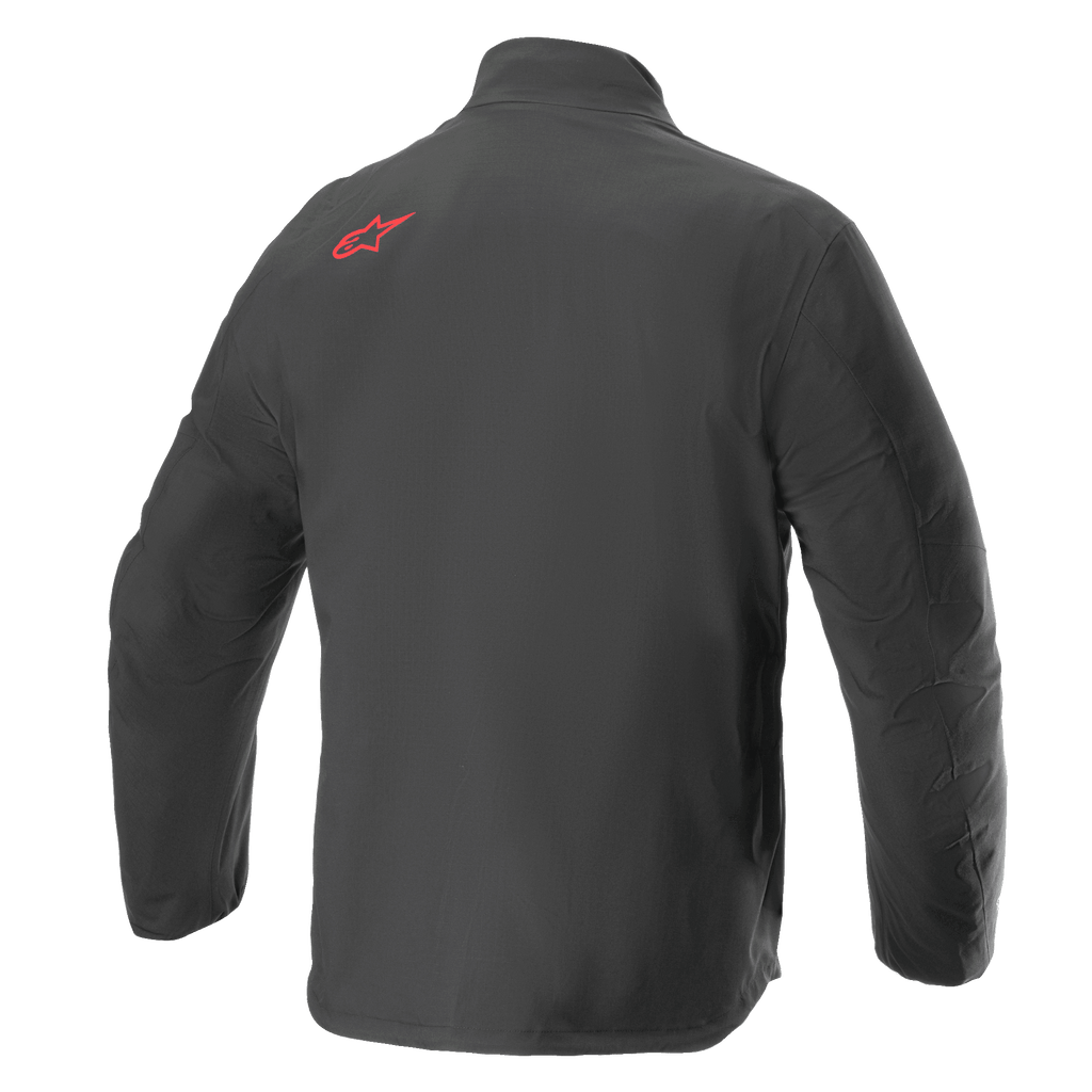 Alpinestars AMT Storm Gear Drystar® XF Jacke, wasserdichte Motorradjacke, Schwarz, Rückansicht mit rotem Alpinestars-Logo auf der oberen Schulter, strapazierfähige Ripstop-Textilkonstruktion mit verlängertem Rücken für erweiterte Abdeckung