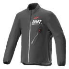 Alpinestars AMT Storm Gear Drystar XF Jacke, Schwarz, wasserdichte und atmungsaktive Motorradjacke, hoher Kragen, diagonale Brusttasche mit Reißverschluss und roter Zuglasche, weißes AMT-Logo auf der Brust