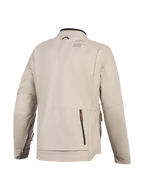 Alpinestars Borrego Drystar® Jacke, Motorradjacke, Warm Gray, Rückansicht mit einem großen rückseitigen Reißverschlussfach, strapazierfähige Textil-Canvas-Konstruktion mit Alpinestars-Branding auf der Schulter, abenteuerbereites Design