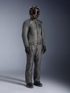 Fahrer trägt die Alpinestars Borrego Drystar® Jacke in Warm Gray, komplette Adventure-Ausrüstung mit passender grauer Hose, schwarzem Integralhelm mit Schutzbrille und schwarzen Handschuhen, im schlanken, wasserdichten Textildesign.