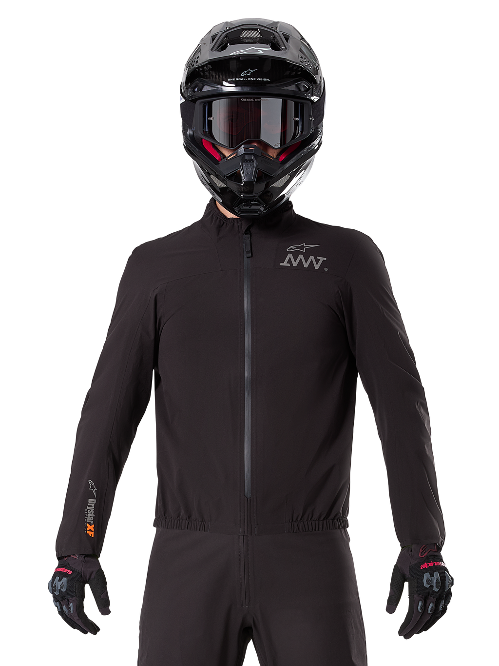 Alpinestars AMT-8 Stretch Drystar® XF Liner, schwarze wasserdichte Motorrad-Innenjacke, mit Frontreißverschluss und elastischem Bund, AMT-Logo auf der Brust und Drystar XF Branding am Ärmel, getragen mit schwarzem Helm und Handschuhen.