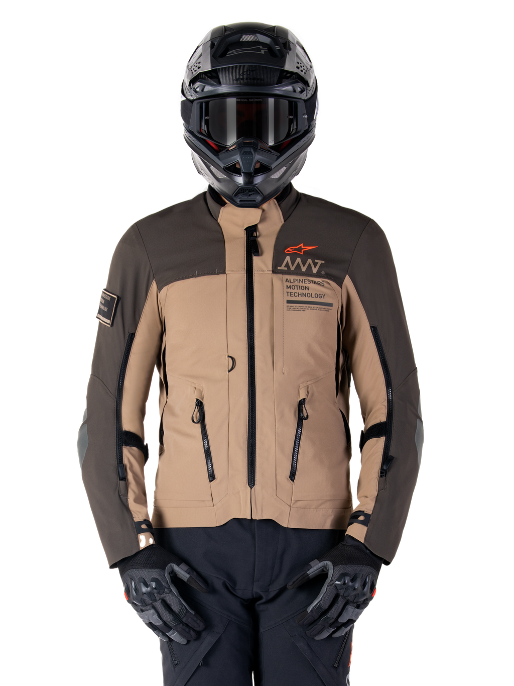 Alpinestars AMT-8 Stretch Drystar XF Jacke, Motorrad-Adventure-Touringjacke, Dunkelkhaki und Dunkelbraun, mit orangefarbenem Astars-Logo und schwarzen Reißverschlüssen, getragen mit schwarzem Adventure-Helm und Handschuhen, komplette Fahrausrüstung