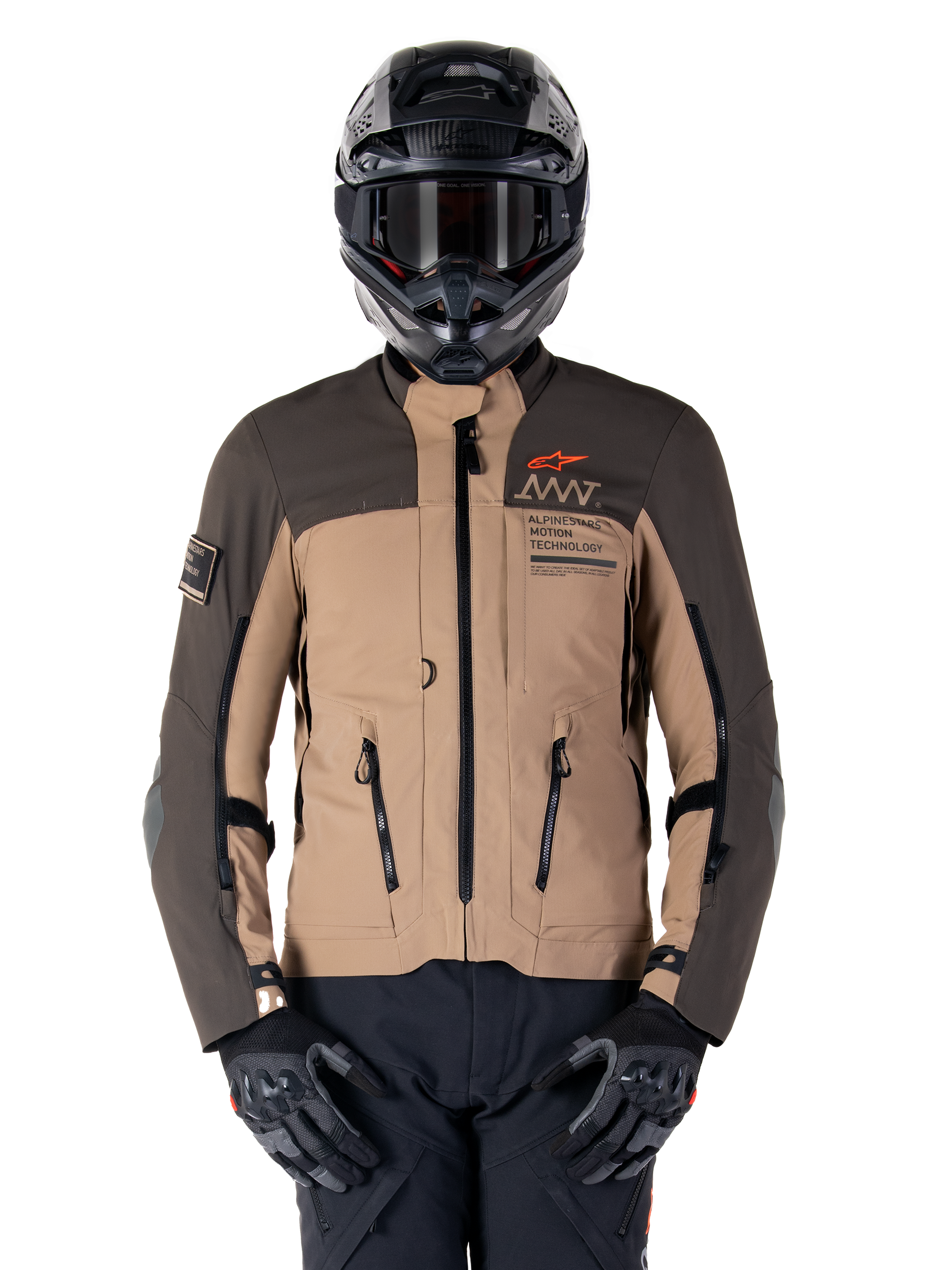 Alpinestars AMT-8 Stretch Drystar XF Jacke, Motorrad-Adventure-Touringjacke, Dunkelkhaki und Dunkelbraun, mit orangefarbenem Astars-Logo und schwarzen Reißverschlüssen, getragen mit schwarzem Adventure-Helm und Handschuhen, komplette Fahrausrüstung