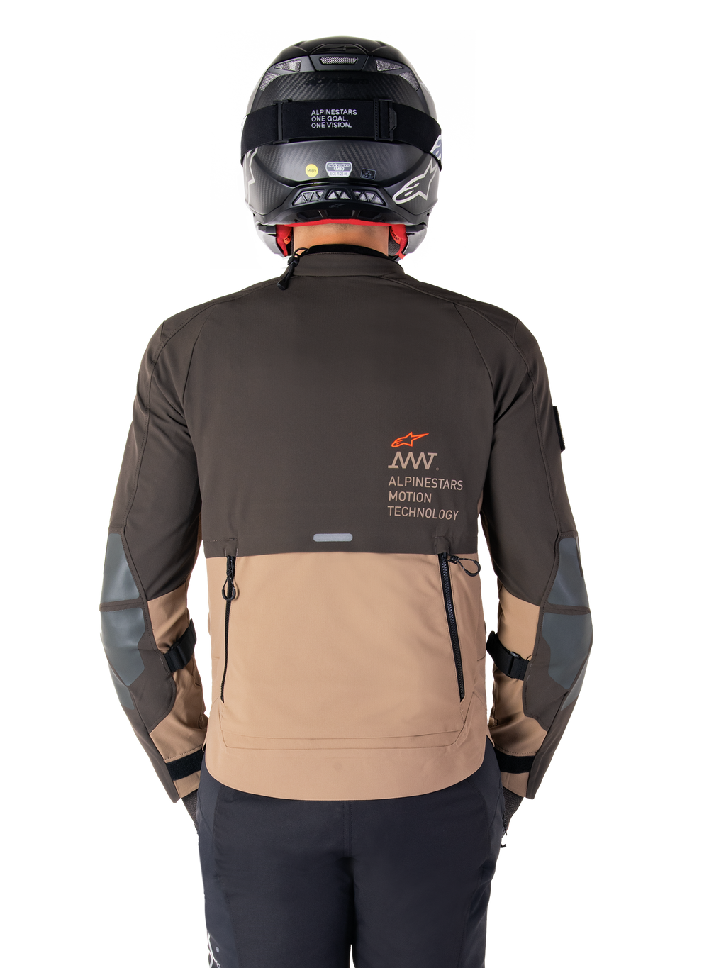 Alpinestars AMT-8 Stretch Drystar® XF Jacke, Rückansicht, zweifarbiges Design in Dunkelbraun und Dunkelkhaki, mit Alpinestars Motion Technology Branding, hinterer Cargo-Tasche mit Reißverschluss und schützenden Ellbogen-Einsätzen, Adventure-Touring-Motorradbekleidung