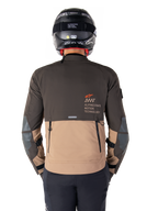 Alpinestars AMT-8 Stretch Drystar® XF Jacke, Rückansicht, zweifarbiges Design in Dunkelbraun und Dunkelkhaki, mit Alpinestars Motion Technology Branding, hinterer Cargo-Tasche mit Reißverschluss und schützenden Ellbogen-Einsätzen, Adventure-Touring-Motorradbekleidung
