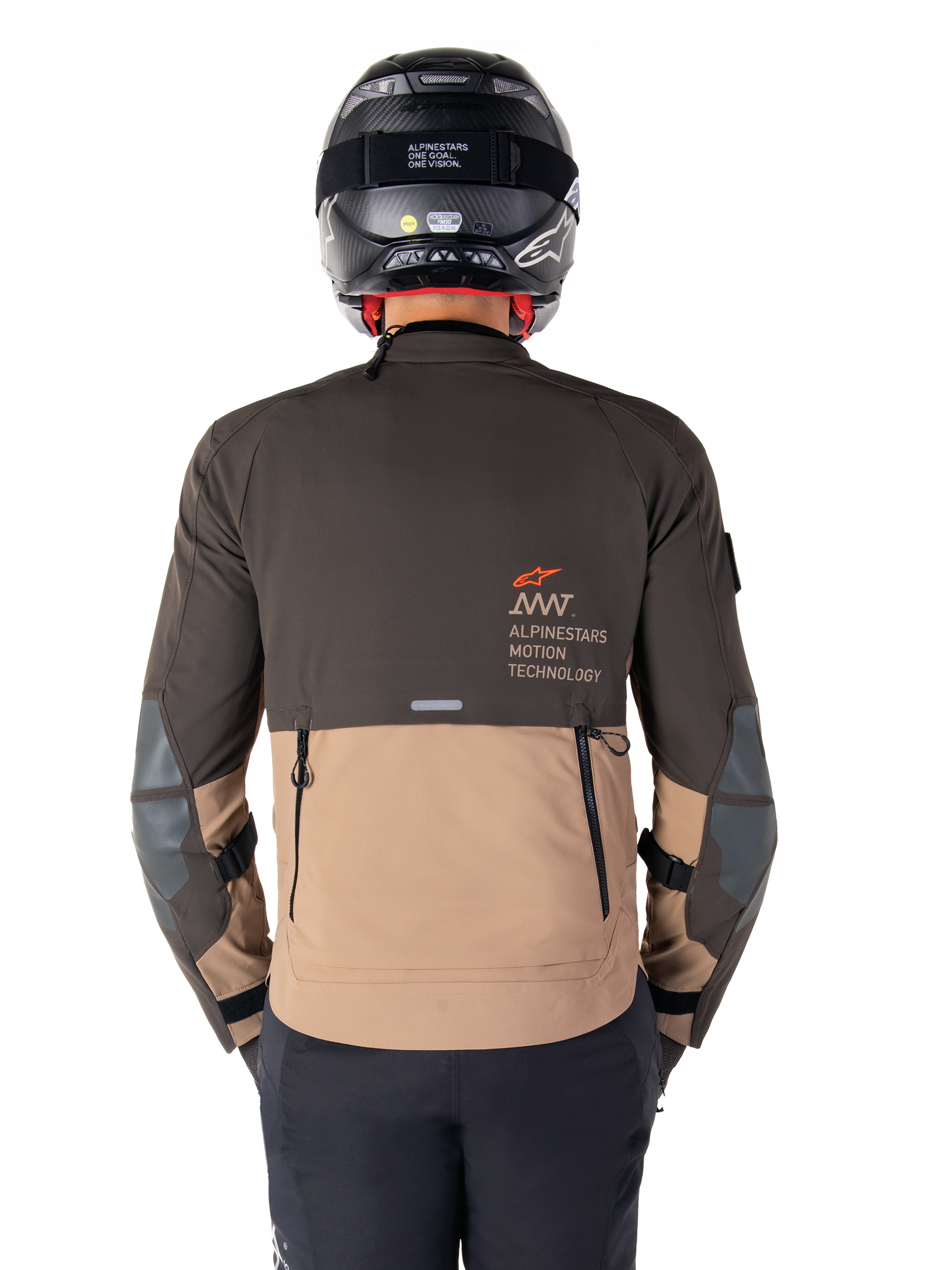 Alpinestars AMT-8 Stretch Drystar® XF Jacke, Rückansicht, zweifarbiges Design in Dunkelbraun und Dunkelkhaki, mit Alpinestars Motion Technology Branding, hinterer Cargo-Tasche mit Reißverschluss und schützenden Ellbogen-Einsätzen, Adventure-Touring-Motorradbekleidung