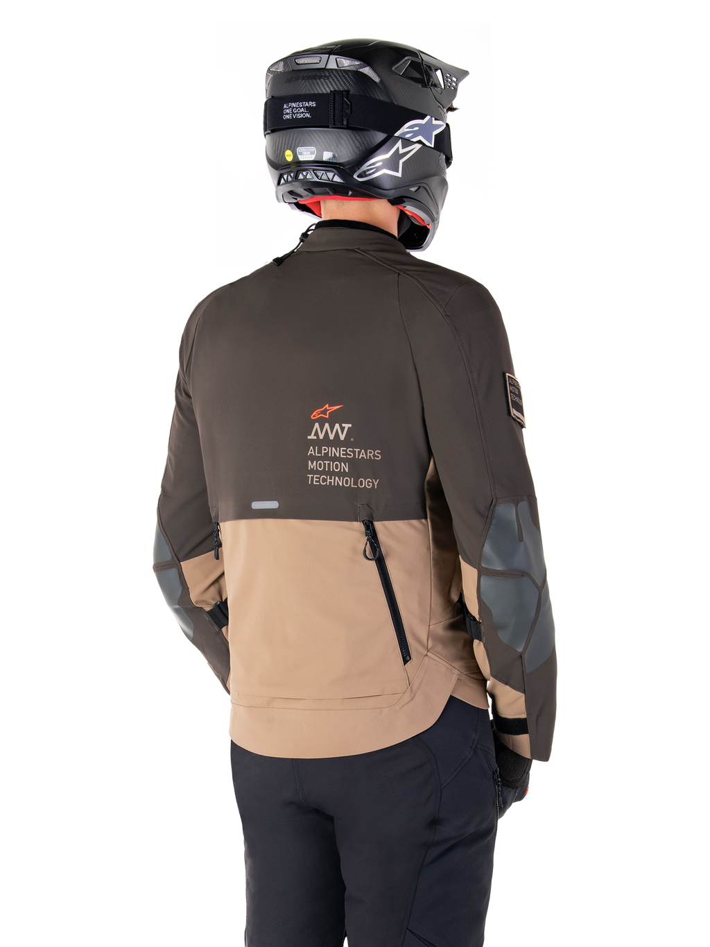 Alpinestars AMT-8 Stretch Drystar® XF Jacke, Adventure-Motorradjacke, Dunkelbraun und Dunkles Khaki, Rückansicht mit AMT Alpinestars Motion Technology Branding, zweifarbiges Textildesign mit Belüftungsreißverschlüssen am Rücken und Luftauslass im Schindel-Design, getragen mit schwarzem Helm und Motorradhose