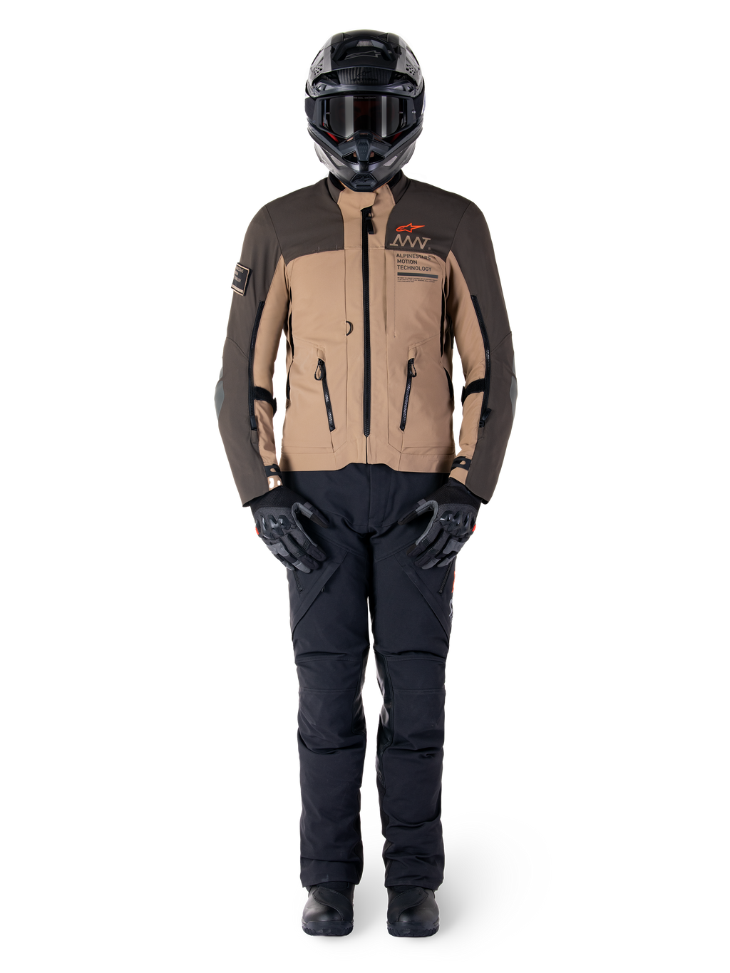 Alpinestars AMT-8 Stretch Drystar® XF Jacke, Adventure-Motorradjacke, Dunkelbraun und Dunkelkhaki, getragen mit schwarzem Helm, Goggles, schwarzen Handschuhen, schwarzer Hose und schwarzen Stiefeln, mit Belüftungsöffnungen an der Brust und AMT-Branding, abgestimmte Ausrüstung für Adventure-Touren
