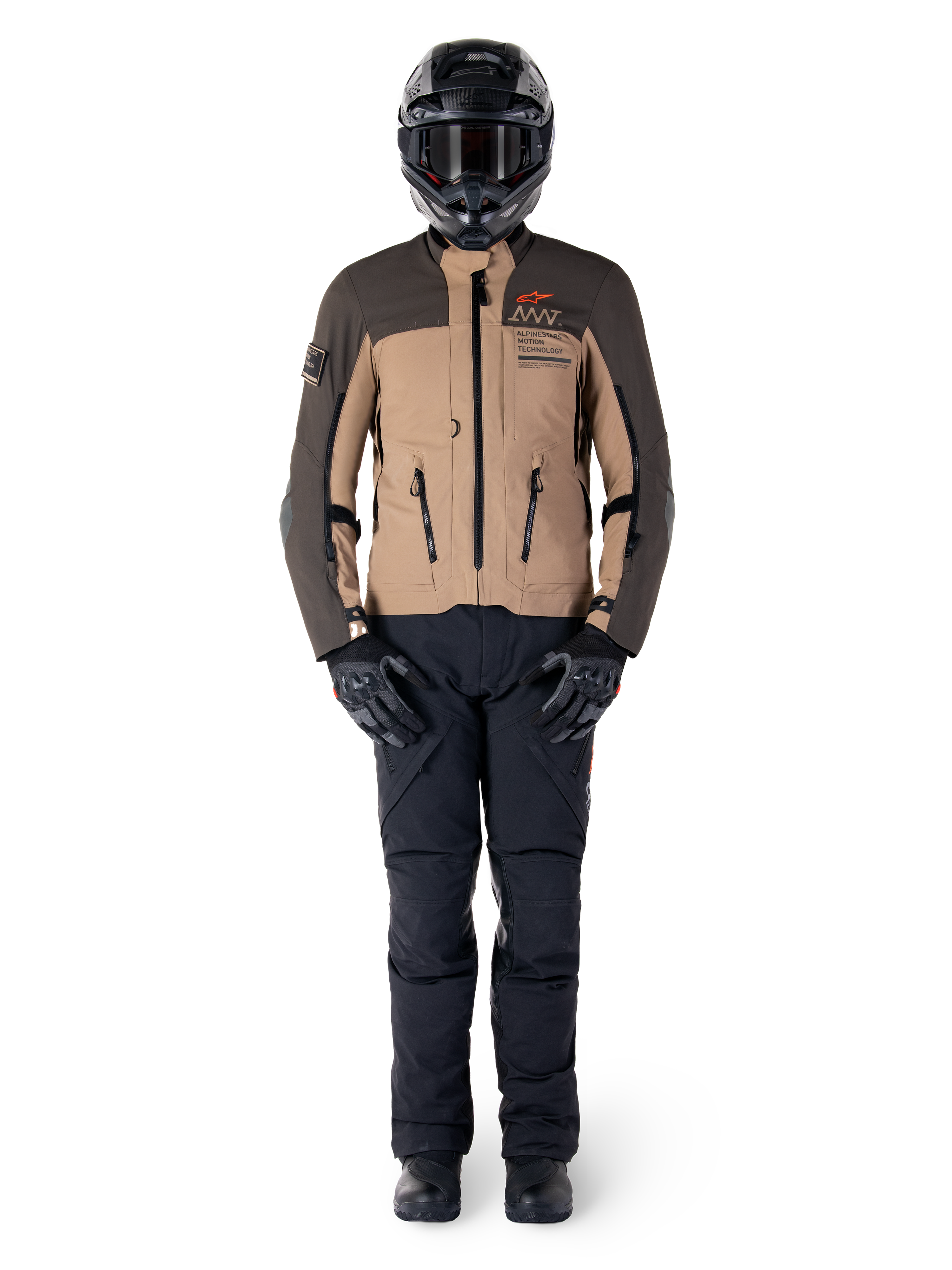 Alpinestars AMT-8 Stretch Drystar® XF Jacke, Adventure-Motorradjacke, Dunkelbraun und Dunkelkhaki, getragen mit schwarzem Helm, Goggles, schwarzen Handschuhen, schwarzer Hose und schwarzen Stiefeln, mit Belüftungsöffnungen an der Brust und AMT-Branding, abgestimmte Ausrüstung für Adventure-Touren