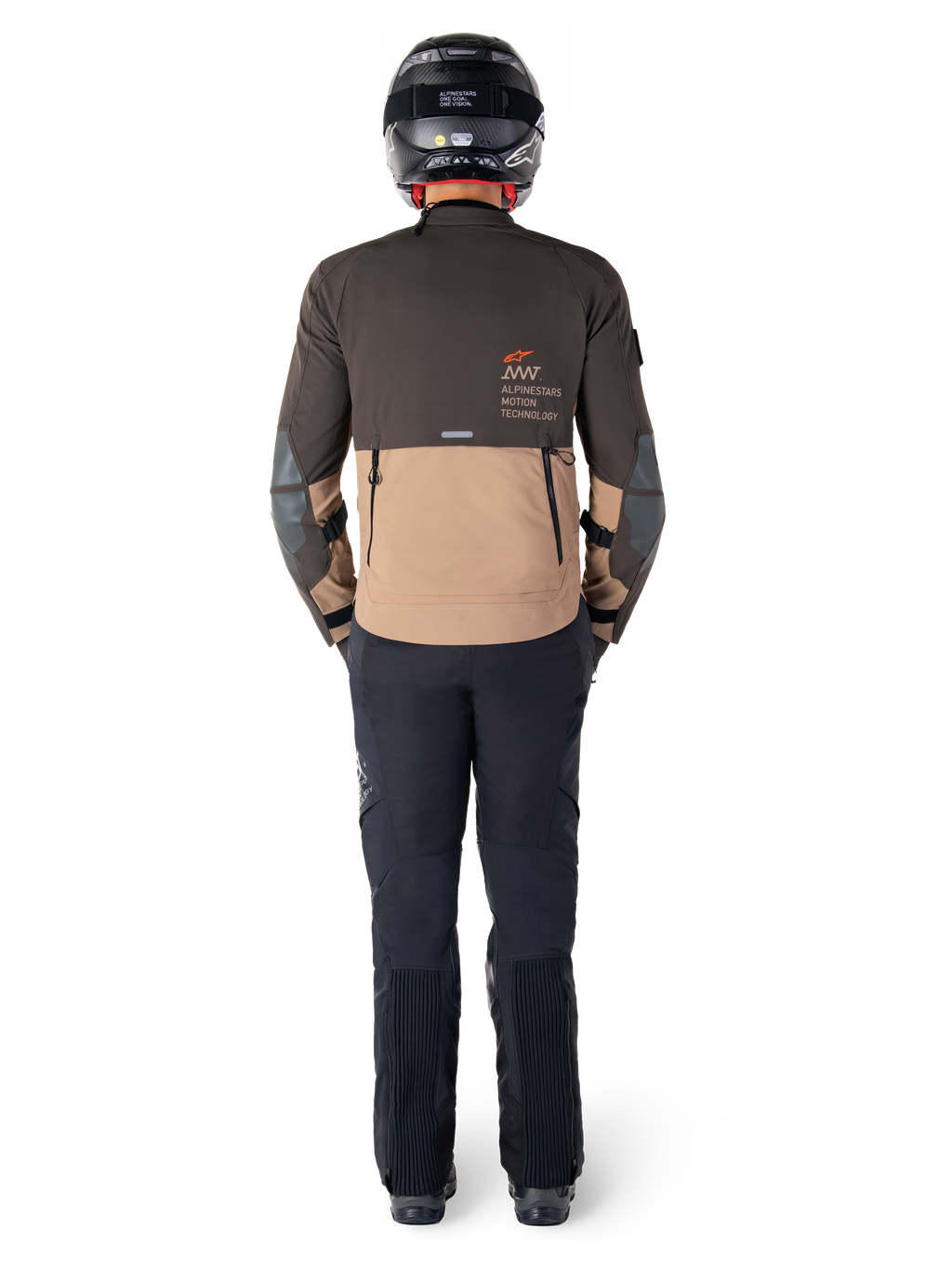 Alpinestars AMT-8 Stretch Drystar® XF Jacke, Adventure-Tourenjacke, Dunkelbraun und Dunkelkhaki, Rückansicht mit Alpinestars Motion Technology-Branding auf der Rückseite, getragen mit schwarzer Hose und schwarzem Integralhelm, Performance-Stretch-Textil für Adventure-Motorradausrüstung