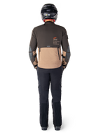 Alpinestars AMT-8 Stretch Drystar® XF Jacke, Adventure-Tourenjacke, Dunkelbraun und Dunkelkhaki, Rückansicht mit Alpinestars Motion Technology-Branding auf der Rückseite, getragen mit schwarzer Hose und schwarzem Integralhelm, Performance-Stretch-Textil für Adventure-Motorradausrüstung