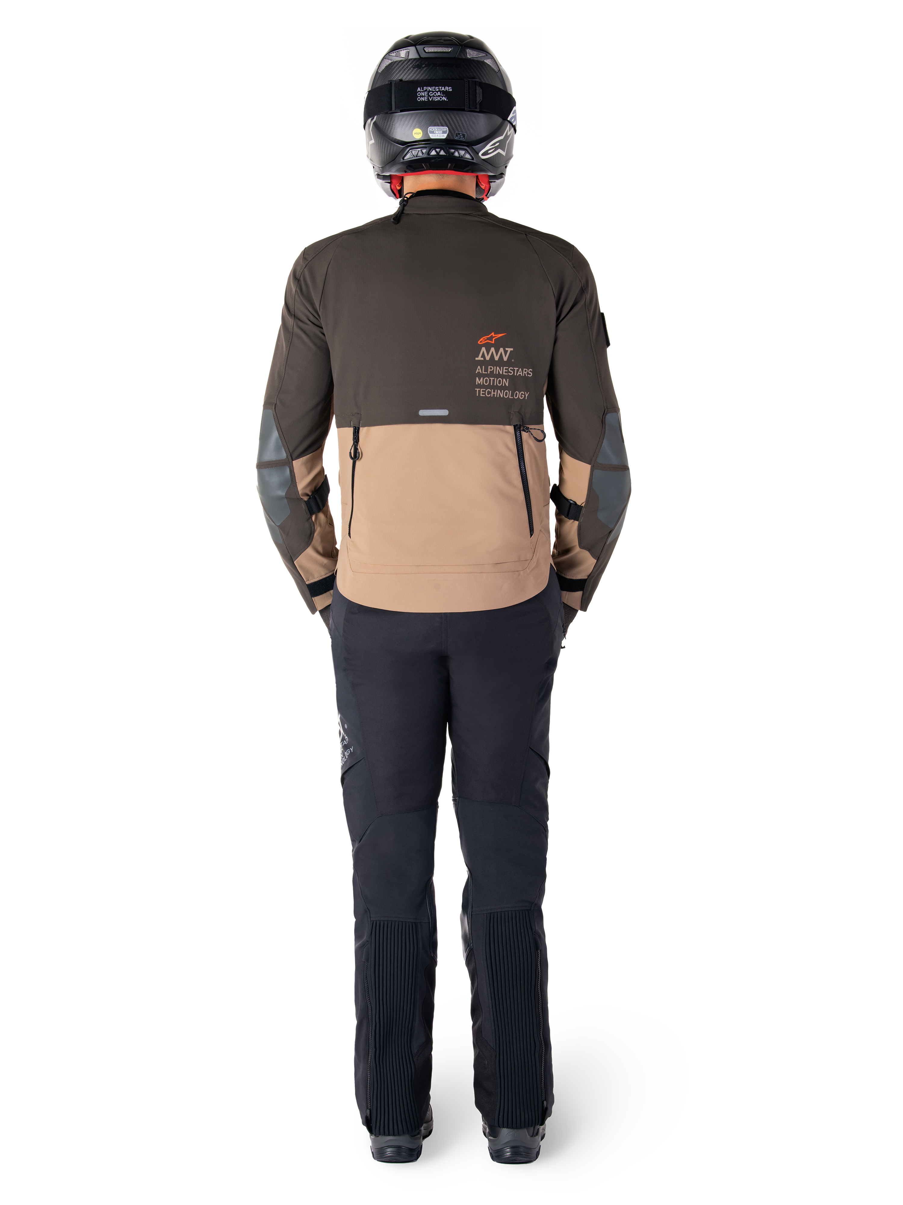 Alpinestars AMT-8 Stretch Drystar® XF Jacke, Adventure-Tourenjacke, Dunkelbraun und Dunkelkhaki, Rückansicht mit Alpinestars Motion Technology-Branding auf der Rückseite, getragen mit schwarzer Hose und schwarzem Integralhelm, Performance-Stretch-Textil für Adventure-Motorradausrüstung