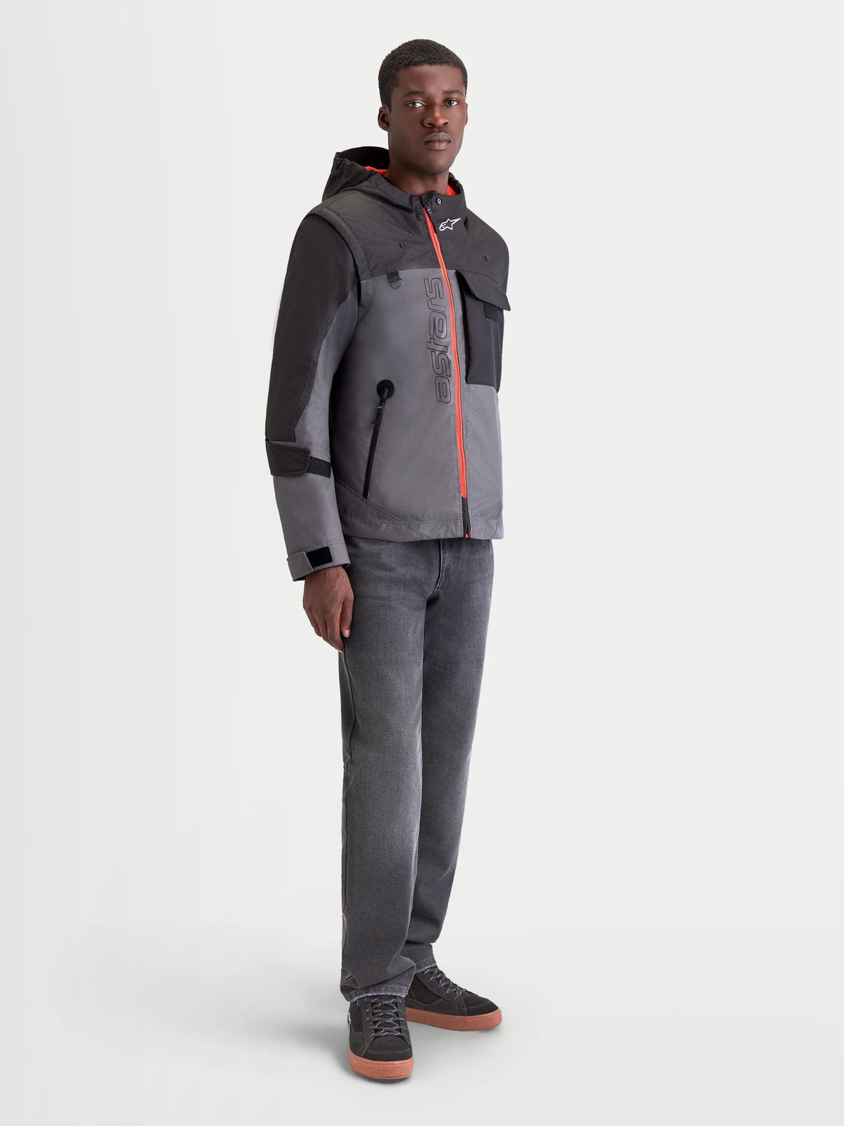 Alpinestars Morfex Parka WP Jacke, urbaner moderner Herren-Motorradparka in Lunar-Grau und Schwarz, auf dem Model in der Totalen gezeigt mit modularem Parka-Design und wasserdichter Konstruktion