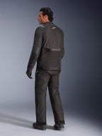 Alpinestars Andes V4 Drystar® Jacke, Schwarz, Rückansicht eines Fahrers in kompletter Motorradausrüstung, Textil-Adventure-Jacke mit Alpinestars-Branding auf dem Rücken, getragen mit passender schwarzer Hose und Stiefeln, Allwetter-Straßen- und Adventure-Fahrstil