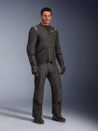 Alpinestars Andes V4 Drystar® Jacke, schwarzes Motorradbekleidungs-Set, getragen von einem Modell, Adventure-Touring-Textiljacke und -hose, schwarze Handschuhe und Stiefel, Studioaufnahme, modernes Design für das Fahren bei jedem Wetter