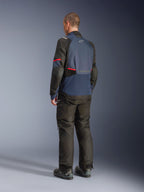 Alpinestars Andes V4 Drystar® Jacke, Night Navy und Mood Indigo mit schwarzen Einsätzen und roten Akzenten, Drei-Viertel-Rückansicht, getragen mit passender schwarzer Adventure-Fahrhose und Stiefeln, technische Textilkonstruktion mit Alpinestars-Logo auf dem oberen Rücken, verlängerter Rückensaum für verbesserte Abdeckung.