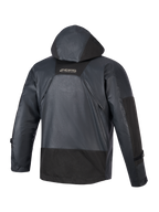 Alpinestars Mospher Wasserdichte Jacke, Motorrad-Parka, Schwarz, Rückansicht mit integrierter Kapuze und Ripstop-Gewebe-Konstruktion, MO.ST.EQ-Branding am oberen Rücken, taktisches urbanes Design für Fahrten bei jedem Wetter