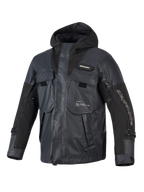 Alpinestars Mospher Waterproof Jacke, schwarzer Motorrad-Parka, taktisches Utility-Design mit mehreren großen Taschen, Ripstop-Textilkonstruktion, integrierte Kapuze, weißes Alpinestars-Branding am Ärmel und auf der Brust