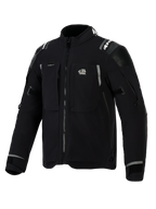 Alpinestars Andes Pro Drystar® XF Jacke, Adventure-Motorradjacke in Schwarz und Dunkelgrau, Vorderansicht schräg, mit „ALL TERRA“-Logo auf der Brust, reflektierendem Branding an den Schultern, mehreren wasserdichten Reißverschlusstaschen und verstellbaren Ärmelbündchen.