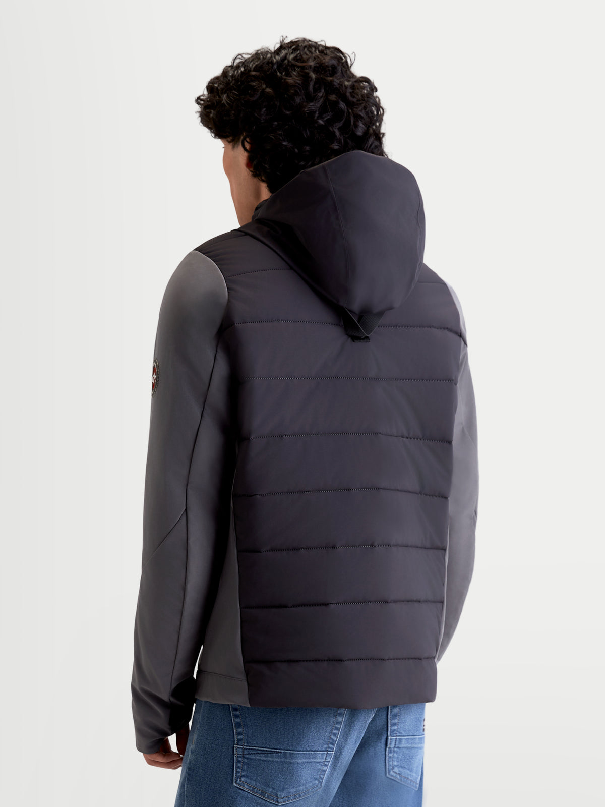 Alpinestars Therma Tech Wp Jk Jacken, urbane Motorrad-Textiljacke für Herren in Schwarz und Dunkelgrau, Rückansicht an einem Model mit integriertem Kapuzensystem
