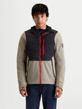 Alpinestars Therma Tech Wp Jacke, urbane Herren-Motorradjacke in Schwarz und Vetiver, Vorderansicht an einem Model mit isolierter Textiljacke mit Kapuze und roten Reißverschluss-Akzenten