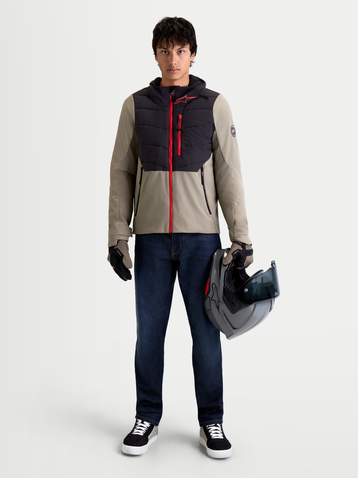 Alpinestars Therma Tech Wp Jacke, urbane Motorrad-Textiljacke für Herren in Schwarz und Vetiver, Frontalansicht an einem Model mit passenden Handschuhen und Helm, wasserdichte und isolierte Motorradbekleidung