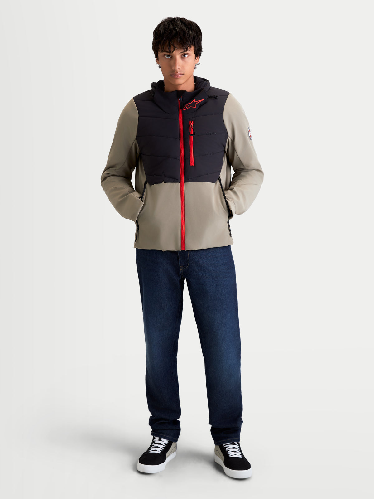 Alpinestars Therma Tech Wp Jacke, urbane Motorrad-Textiljacke für Herren in Schwarz und Vetiver, Vorderansicht an einem Model mit der isolierten Jacke mit rotem Frontreißverschluss