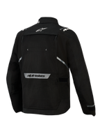 Alpinestars Cusco Drystar® Jacke, Schwarz, Rückansicht, mit weißem Stern-Logo auf dem oberen Rücken, reflektierendem Alpinestars-Schriftzug auf dem unteren Rücken, großem Belüftungspanel mit Reißverschluss und strapazierfähiger Textilkonstruktion für Adventure-Touring