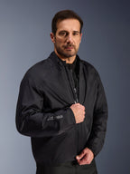 Alpinestars Cusco Drystar® Jacke, schwarze wasserfeste Membranschicht, getragen von einem männlichen Model, mit Drystar-Logo auf dem Ärmel, leichte Adventure-Touring-Motorradausrüstung