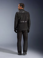Alpinestars Cusco Drystar® Jacke, Schwarze Adventure-Touring-Jacke in der Rückansicht, kombiniert mit passender schwarzer Motorradhose und Handschuhen, reflektierendes Alpinestars-Branding am unteren Rücken, strapazierfähige Textilkonstruktion für Motorrad-Straßenausrüstung.