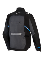 Alpinestars Cusco Drystar® Jacke, Adventure-Touring-Motorradjacke, Schwarz und Dunkelgrau, Rückansicht mit großem grauen Rückenteil, blauen Akzenten, Alpinestars-Logos auf dem oberen und unteren Rücken und strapazierfähiger Ripstop-Textilkonstruktion