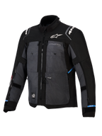 Alpinestars Cusco Drystar® Jacke, Adventure-Tourenjacke, Schwarz und Deep Gray, mit Ripstop-Textileinsätzen, weißem Alpinestars-Branding auf Brust und Schultern, mehreren Belüftungsreißverschlüssen und hellblauen Akzenten.