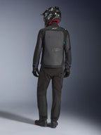 Alpinestars Cusco Drystar® Jacke, Schwarz und Dunkelgrau, Rückansicht eines Fahrers in kompletter Adventure-Touring-Ausrüstung, großes graues Rückenpanel mit Alpinestars-Logo, blaue Ärmelakzente, getragen mit passender schwarzer Hose und Helm.