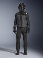 Alpinestars Cusco Drystar® Jacke, Adventure-Touring-Jacke in Schwarz und Dunkelgrau, getragen mit passender schwarzer Hose, Handschuhen und einem Integralhelm, Ganzkörperansicht von vorne, Motorrad-Schutzkleidung