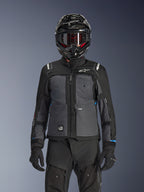 Alpinestars Cusco Drystar® Jacke, Schwarz und Dunkelgrau, Motorrad-Adventure-Touring-Jacke kombiniert mit passender schwarzer technischer Hose und einem Dual-Sport-Helm, zweifarbiges Design mit Ripstop-Einsätzen und Alpinestars-Branding