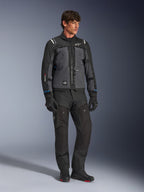 Alpinestars Cusco Drystar® Jacke in Schwarz und Dunkelgrau, technische Motorrad-Tourenjacke mit mehrfarbigen Paneelen, kombiniert mit passender schwarzer Hose und Handschuhen, konzipiert für Straßen- und Adventure-Touren.